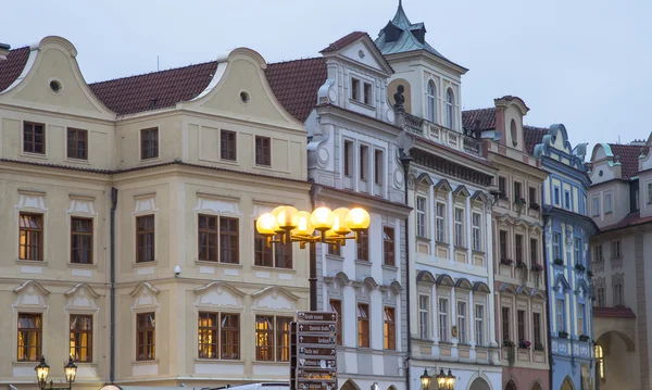 Vieilles maisons de ville (vue de nuit) à Prague, République tchèque — Photo