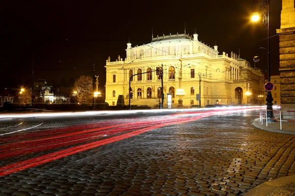 El edificio de las salas de conciertos Rudolfiunum en la Plaza Jan Palach en Praga, República Checa (Vista nocturna). Orquesta Filarmónica Checa — Foto de Stock