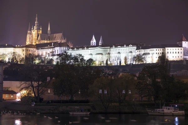 Wgląd nocy w Praga, Czech Republic: rzeki Wełtawy, Hradczany, zamek i Katedra Świętego wita — Zdjęcie stockowe