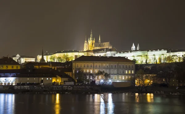 Wgląd nocy w Praga, Czech Republic: rzeki Wełtawy, Hradczany, zamek i Katedra Świętego wita — Zdjęcie stockowe