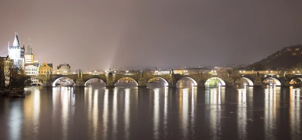 Éjszakai kilátás Károly-híd, Prága, Cseh Köztársaság — Stock Fotó