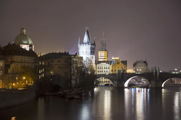 Vista noturna da ponte Charles em Praga, República Checa — Fotografia de Stock