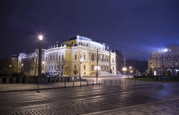 El edificio de las salas de conciertos Rudolfiunum en la Plaza Jan Palach en Praga, República Checa (Vista nocturna). Orquesta Filarmónica Checa — Foto de Stock