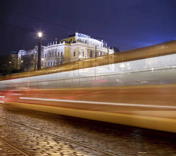 Verkeer van trams naar nachtleven, Prague, Tsjechië — Stockfoto