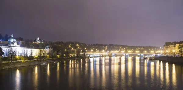 A night view of the river Vltava in Prague, Czech Republic — Stock Photo, Image