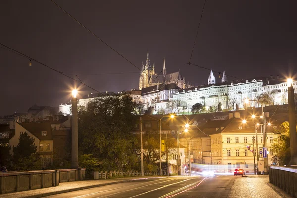 Night view of Prague, Czech Republic: Hradcany, castle and St. Vitus Cathedral — Stock Photo, Image