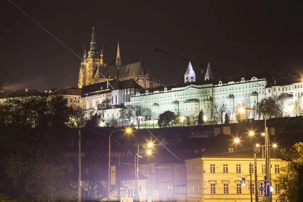 Vista noturna de Praga, República Checa: Hradcany, castelo e Catedral de São Vito — Fotografia de Stock