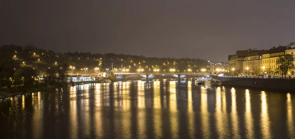 A night view of the river Vltava in Prague, Czech Republic — Stock Photo, Image