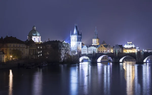 Vista noturna da ponte Charles em Praga, República Checa — Fotografia de Stock
