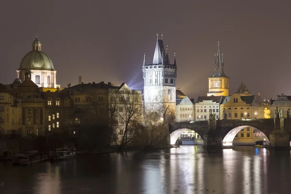 Vista noturna da ponte Charles em Praga, República Checa — Fotografia de Stock