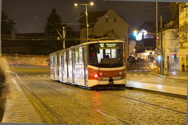 Ruch tramwajów i pieszych do klubów nocnych, Praga, Republika Czeska — Zdjęcie stockowe