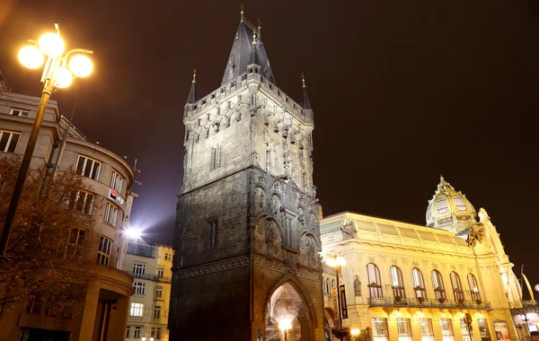 Torre do pó (portão) à noite em Praga, República Checa. É um dos portões originais da cidade, que remonta ao século XI. É um dos símbolos de Praga que levam à Cidade Velha . — Fotografia de Stock