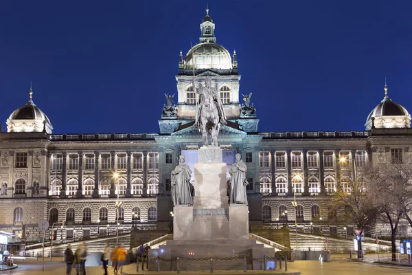 Vista nocturna de la Plaza de Wenceslao en la Ciudad Nueva de Praga, República Checa — Foto de Stock