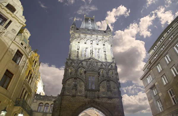 パウダー タワー (ゲート) 夜のプラハ、チェコ共和国。11 世紀にまで遡るオリジナルの城門の一つです。プラハ旧市街にリードのシンボルの一つです。. — ストック写真