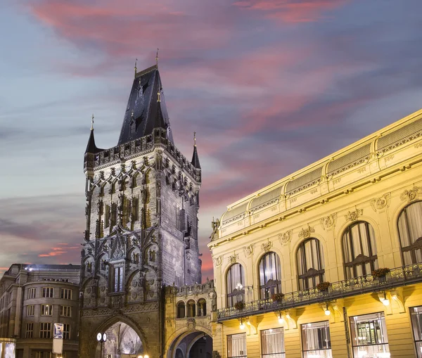 Barut Kulesi'nin (kapısı) akşam, Prague, Çek Cumhuriyeti. Geri 11. yüzyıldan kalma orijinal şehir kapıları biridir. Prague Old Town önde gelen semboller biridir. — Stok fotoğraf
