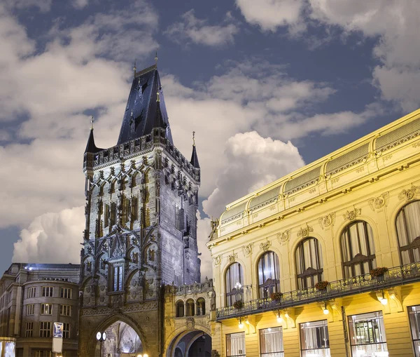 Torre do pó (portão) à noite em Praga, República Checa. É um dos portões originais da cidade, que remonta ao século XI. É um dos símbolos de Praga que levam à Cidade Velha . — Fotografia de Stock