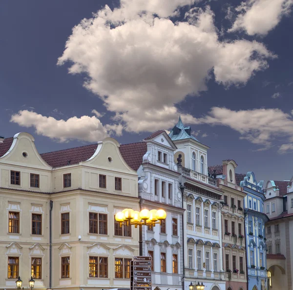 Vieilles maisons de ville (vue de nuit) à Prague, République tchèque — Photo