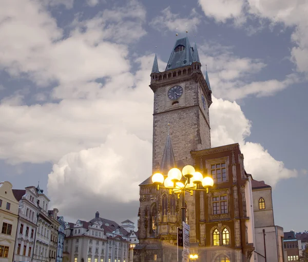 Municipio della Città Vecchia di Praga (Vista notturna), vista dalla Piazza della Città Vecchia, Repubblica Ceca — Foto Stock