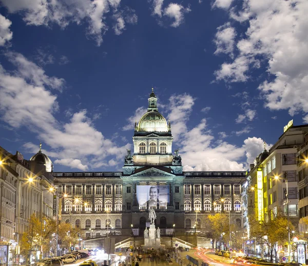 Natt syn på Vaclavplatsen i den nya staden i Prag, Tjeckien — Stockfoto