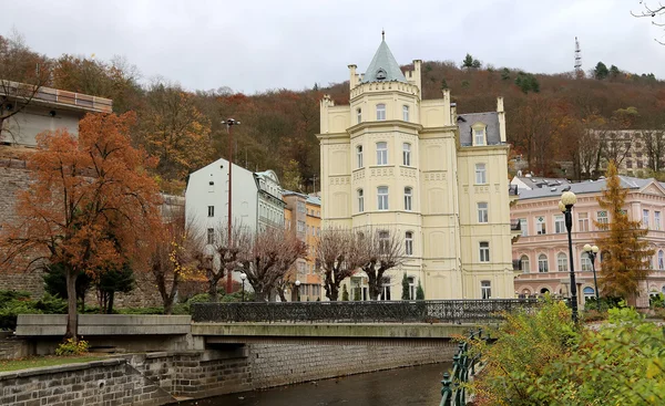 Karlowe Wary - słynnego miasta w zachodnich Czechach, bardzo popularne wśród turystów w Czechach — Zdjęcie stockowe