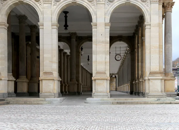 Karlovy Vary (Karlsbad)--berömda spa-staden i västra Böhmen, mycket populärt turistmål i Tjeckien — Stockfoto