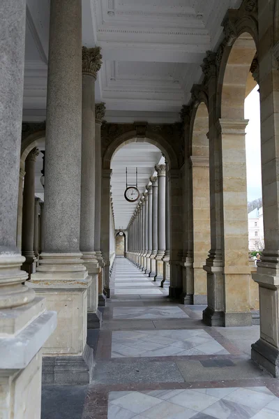 Karlovy Vary (Carlsbad) famosa città termale nella Boemia occidentale, meta turistica molto popolare in Repubblica Ceca — Foto Stock