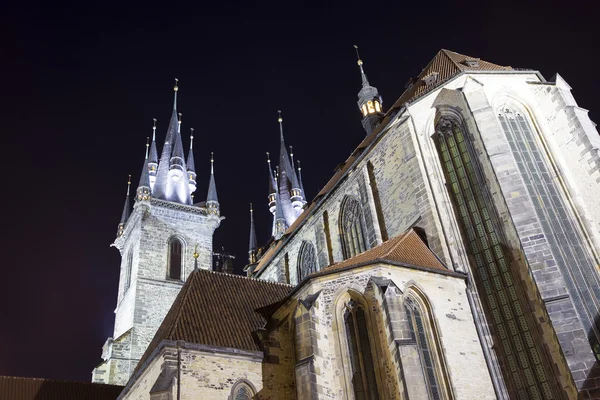 Nachtbeleuchtung der märchenhaften Kirche Unserer Lieben Frau Tyn (1365) in der magischen Stadt Prag, Tschechische Republik — Stockfoto