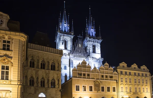 Ночное время освещения сказочной церкви Пресвятой Богородицы Тын (1365) в волшебном городе Прага, Чешская республика — стоковое фото
