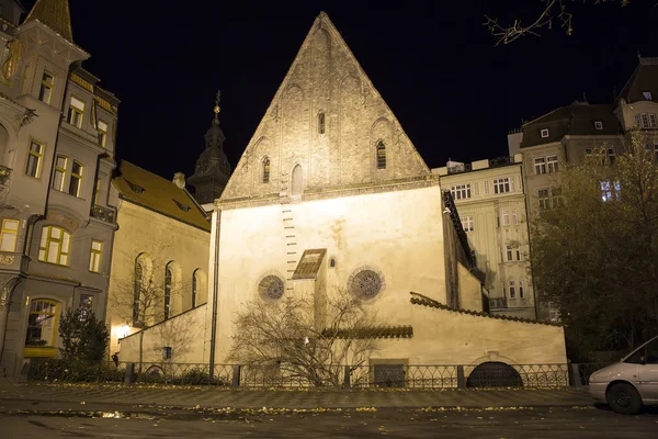 Synagogue in Jewish Quarter of Prague (Night view) , Czech Republic — Stock Photo, Image