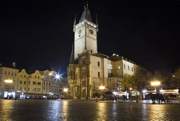 Gamla stadshuset i Prag (Nattutsikt), vy från torget i Gamla Stan, Tjeckien — Stockfoto