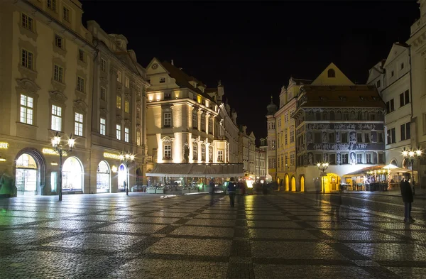 Praha, Česko-16. listopadu 2014: Staroměstské domy (noční pohled) v Praze, Česká republika — Stock fotografie