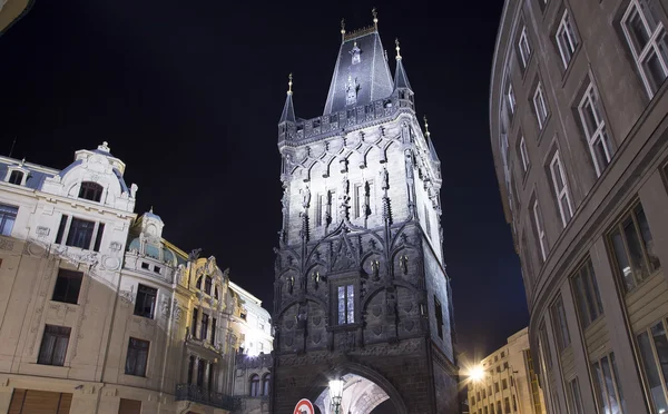 火药塔 (门) 晚上在布拉格，捷克共和国。它是一个原始的城门，追溯到 11 世纪。它是通往老城里的布拉格的符号之一. — 图库照片