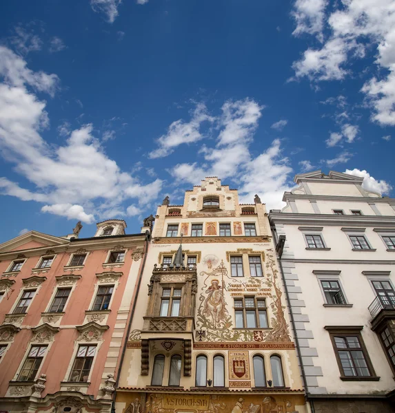 Παλαιά σπίτια της πόλης στην Πράγα, Τσεχική Δημοκρατία. Στην πρόσοψη των επιγραφών με τα ονόματα των αρχιτέκτονες, το όνομα ενός καταστήματος αντίκα και το σύνθημα του ιδιοκτήτη στη Ρωμαϊκή γλώσσα — Φωτογραφία Αρχείου