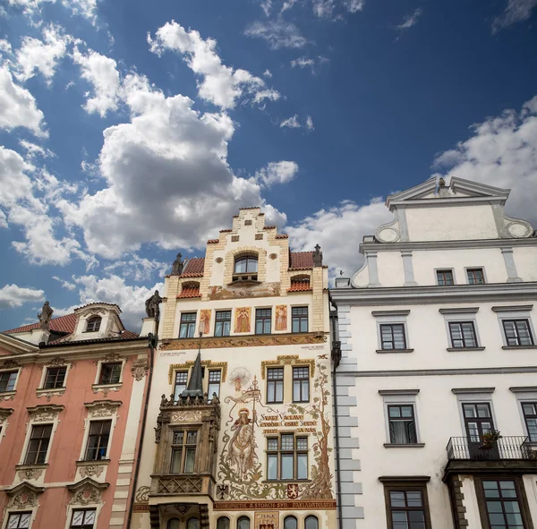 Alte Stadthäuser in Prag, Tschechische Republik. auf der Fassade der Inschriften mit den Namen der Architekten, dem Namen eines Antiquariats und dem Motto des Inhabers in römischer Sprache — Stockfoto