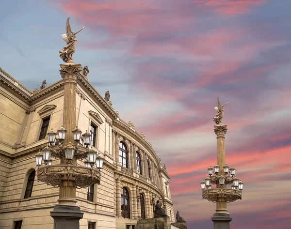 Budowę sal koncertowych Rudolfiunum na placu Jana Palacha w Pradze, Czechy (dzień). Orkiestra Filharmonii Czeskiej — Zdjęcie stockowe