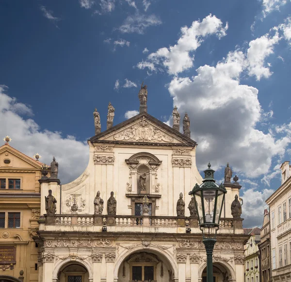 Oude herenhuizen in Praag, Tsjechië — Stockfoto