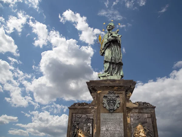 St. John av Nepomuk staty (den är skriven på det romerska språket) vid Karlsbron, Prag, Tjeckien — Stockfoto