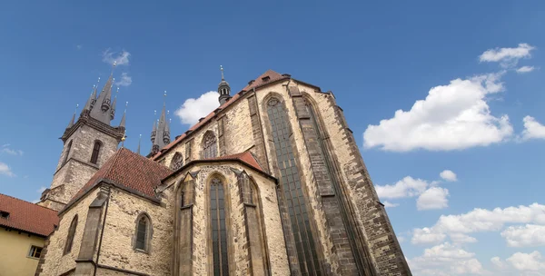 De gotische kerk van Moeder Gods voor Tyn op het Oude Stadsplein in Praag, Tsjechië — Stockfoto