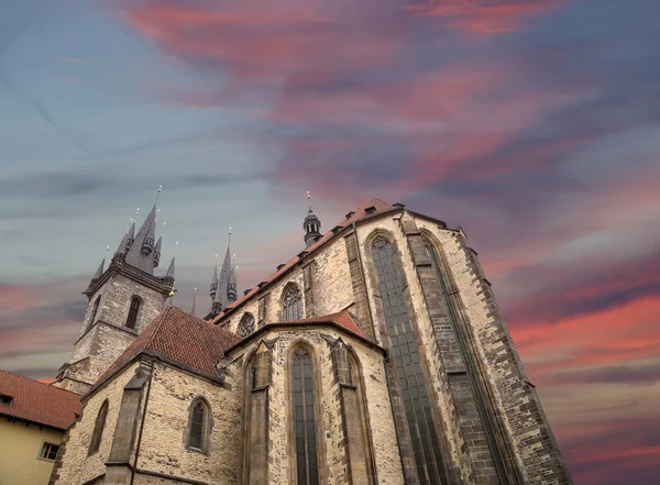 La chiesa gotica della Madre di Dio di fronte a Tyn in Piazza della Città Vecchia a Praga, Repubblica Ceca — Foto Stock