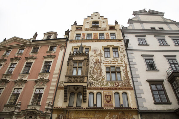 Старые таунхаусы в Чехии. На фасаде надписи с именами архитекторов, название антикварного магазина и девиз владельца на римском языке
