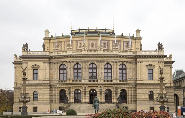 在捷克共和国布拉格的扬帕拉奇广场建造鲁道夫音乐厅（天）。捷克爱乐乐团 — 图库照片
