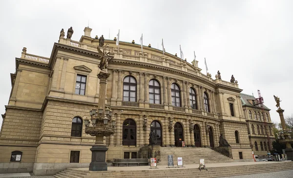 Edificio de salas de conciertos Rudolfiunum en la plaza Jan Palach en Praga, República Checa (día). Orquesta Filarmónica Checa — Foto de Stock