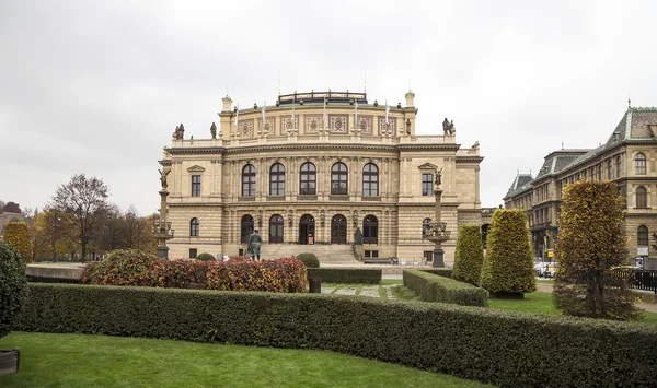 Bau der Konzertsäle Rudolfiunum auf dem Jan Palach Platz in Prag, Tschechische Republik (Tag). Tschechische Philharmonie — Stockfoto