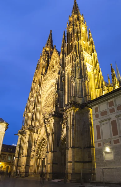 St. Vitus-katedralen (katolsk katedral) i Prags slott, Tjeckien — Stockfoto