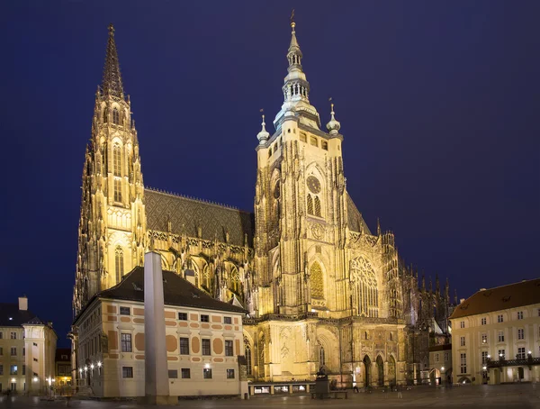 St. Vituskathedraal (rooms-katholieke kathedraal) in het kasteel van Praag, Tsjechië — Stockfoto