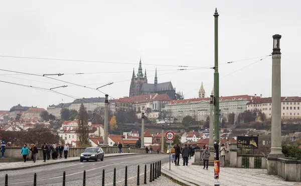 Dijk van de rivier de Moldau, dag. Praag. Tsjechische Republiek — Stockfoto