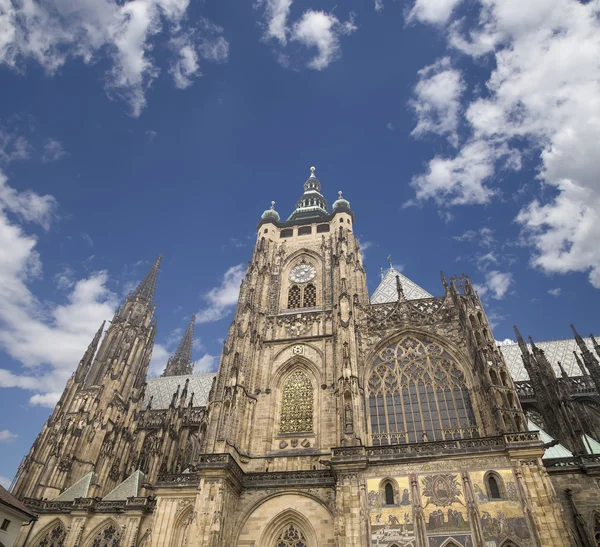 St. Vitus-katedralen (katolsk katedral) i Prags slott, Tjeckien — Stockfoto
