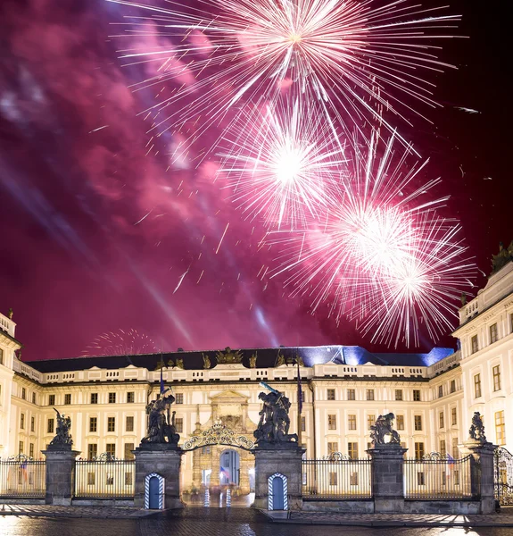 Gerbang Matthias, di Kastil Hradcany Praha pada malam hari dan liburan kembang api, Republik Ceko — Stok Foto