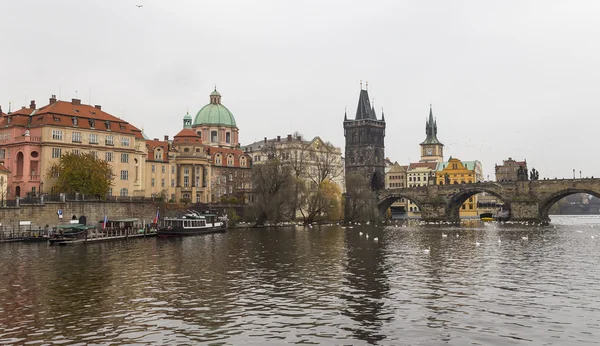 Charles Bridge (day) in Prague, Czech Republic — Stock Photo, Image