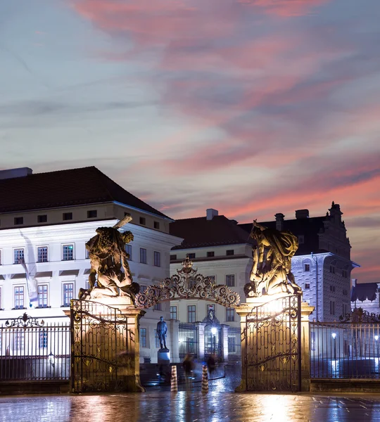 Matthias Gate, Hradcany slottet Prag på natten, Tjeckien — Stockfoto